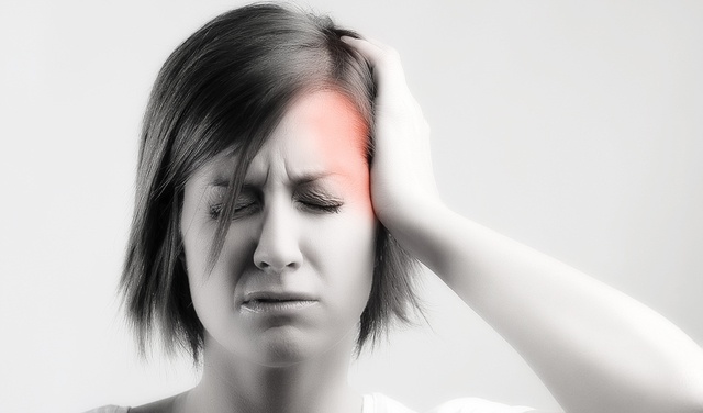 Болит голова в виске с левой стороны и отдает в глаз