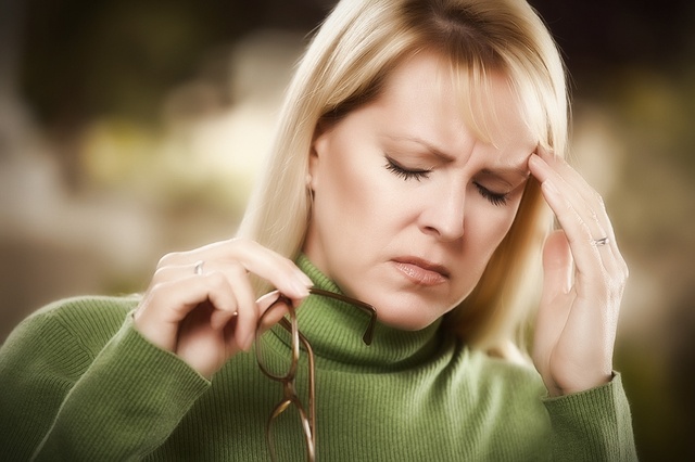 Болит голова в виске с левой стороны и отдает в глаз