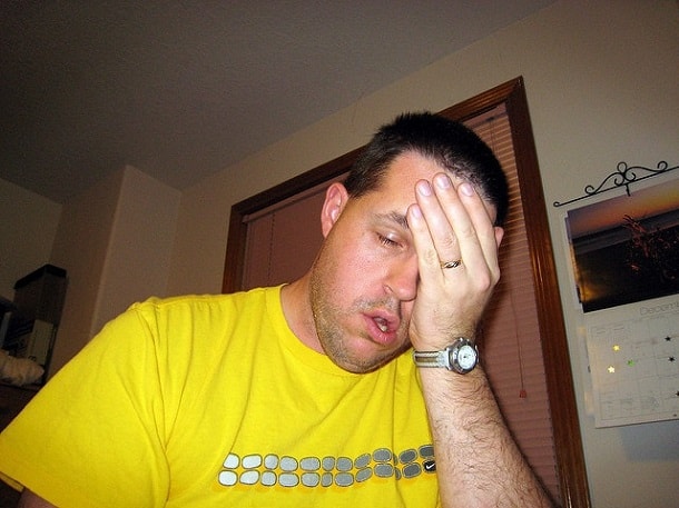 нервное состояние держится за лоб